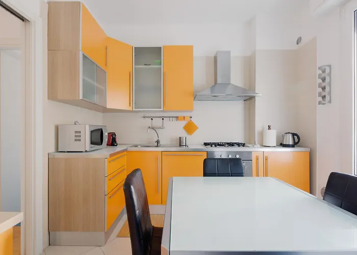 Guesthost - Irnerio- Washington Balcony